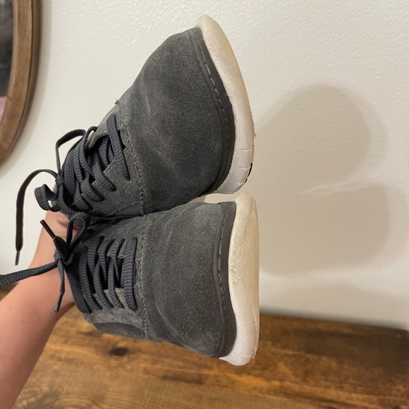 Vionic Taylor 7.5 WIDE gray suede lace up tennis shoes sneakers - Picture 6 of 11